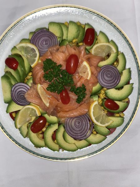 Gâteau de crudités aux saumons fumés.